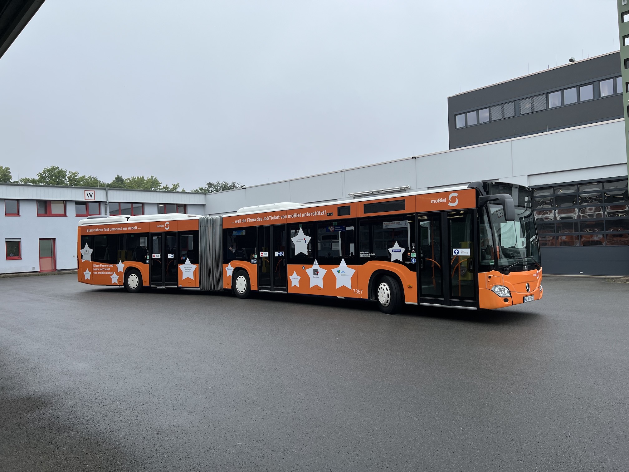 Bus der Firma moBiel mit Sponsoren, darunter auch die GfS